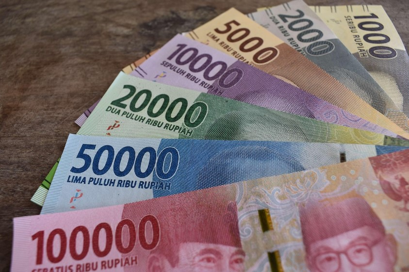 Penukaran Uang Baru BI Jelang Lebaran Proses penukaran uang baru BI oleh masyarakat menjelang Lebaran 2025